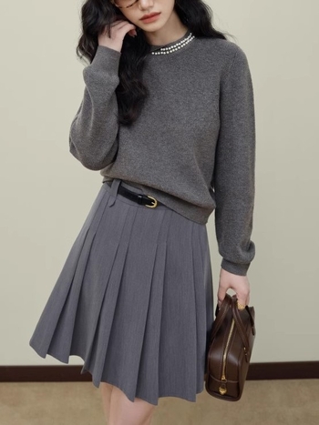 Pulover od pamuka i poliestera, okrugli izrez, dugi rukavi, uski kroj