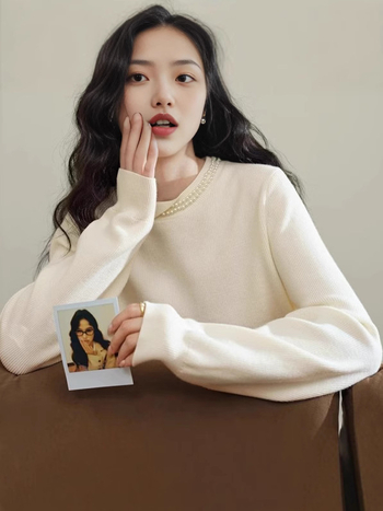 Pulover od pamuka i poliestera, okrugli izrez, dugi rukavi, uski kroj