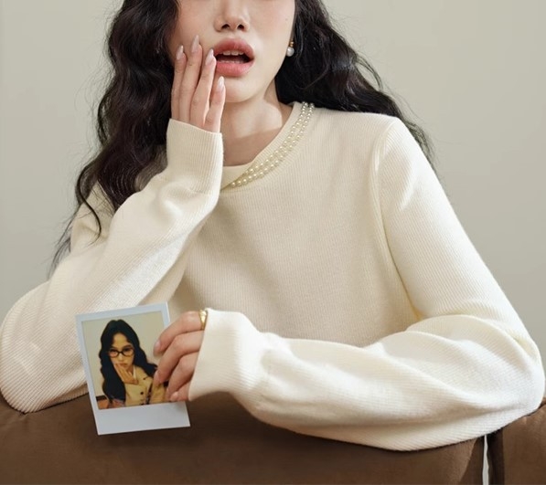 Pulover od pamuka i poliestera, okrugli izrez, dugi rukavi, uski kroj