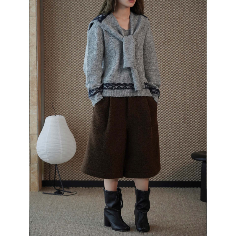 Ženski pulover od vunene smeše, debeo, s kapuljom, dugi rukavi, standardna duljina