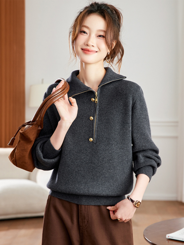 Pleteni top s poluzipom i ovratnikom s reverom, jednobojni uzorak, dugi rukavi, debeli pleteni materijal, jesen-zima 2025