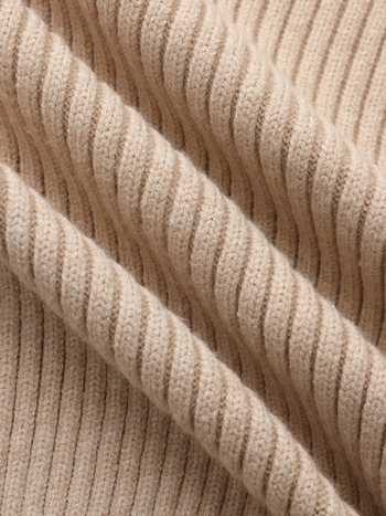 Džemper uskog kroja, V-izrez, dugi rukav, jednobojan, pleteni materijal od viskoze i poliestera.