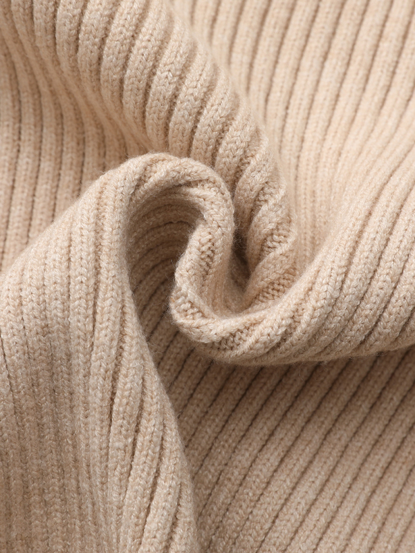 Džemper uskog kroja, V-izrez, dugi rukav, jednobojan, pleteni materijal od viskoze i poliestera.