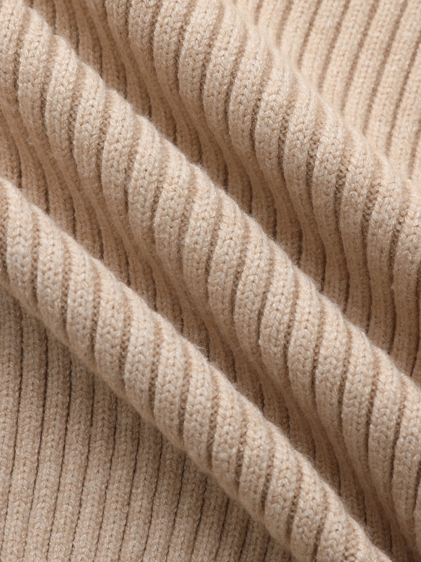 Džemper uskog kroja, V-izrez, dugi rukav, jednobojan, pleteni materijal od viskoze i poliestera.