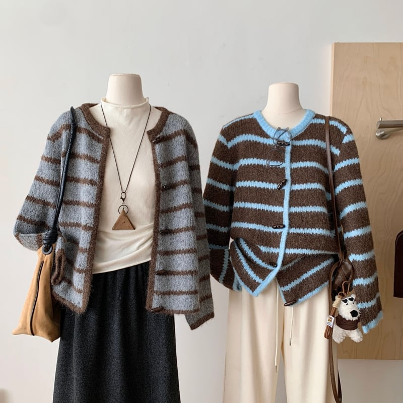 Cardigan džemper s kopčom od roga, prugasto karirani uzorak, Arctic fleece tkanina, široki kroj