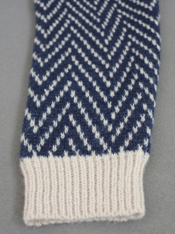 Ženski pleteni džemper s kapuljom, visok ovratnik, raglani rukavi, kontrastni uzorak, 95% poliester