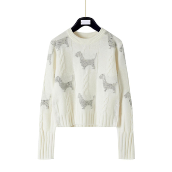Pulover de damă din lână cu model cu cățeluș în intarsie și tricot cablă, guler rotund, mâneci lungi, lungime scurtă