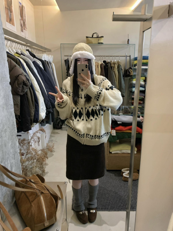 Korejski ležerni džemper s jacquardom Fair Isle, ovratnik i zatvarač (Jacquard Fair Isle; ovratnik; zatvarač; akrilna vlakna; slobodan kroj)