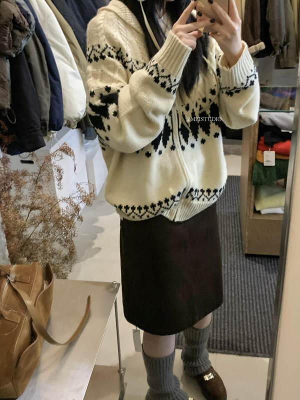 Korejski ležerni džemper s jacquardom Fair Isle, ovratnik i zatvarač (Jacquard Fair Isle; ovratnik; zatvarač; akrilna vlakna; slobodan kroj)