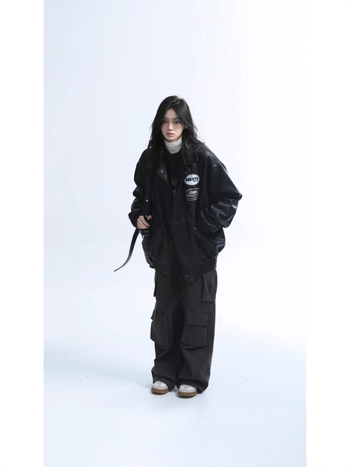 PU kožna jakna, američki retro streetwear, srednja dužina, široki kroj, rever ovratnik, patentni zatvarač, izvezeni detalji, bočni džepovi, proljeće–jesen 2025