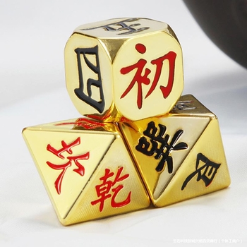 Čvrsta mesingana višestrana kocka — metalni rekvizit za igru i ukrasni predmet