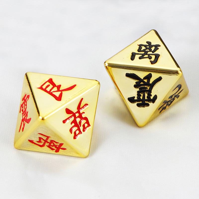 Čvrsta mesingana višestrana kocka — metalni rekvizit za igru i ukrasni predmet