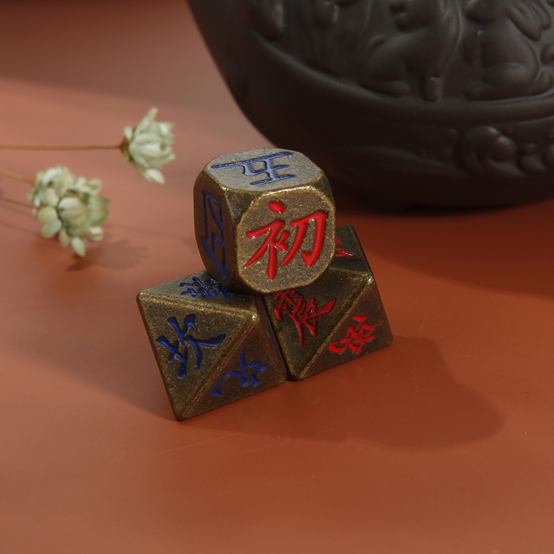 Čvrsta mesingana višestrana kocka — metalni rekvizit za igru i ukrasni predmet