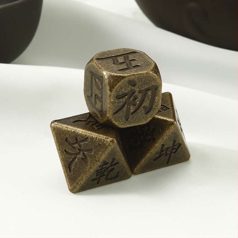 Čvrsta mesingana višestrana kocka — metalni rekvizit za igru i ukrasni predmet