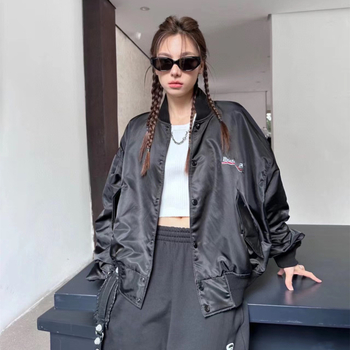 Βαμβακερό επενδυμένο μπουφάν με κουκούλα, γιακά τύπου πέτο, μονόμπροτ κούμπωμα και τρισδιάστατες τσέπες