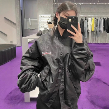 Βαμβακερό επενδυμένο μπουφάν με κουκούλα, γιακά τύπου πέτο, μονόμπροτ κούμπωμα και τρισδιάστατες τσέπες