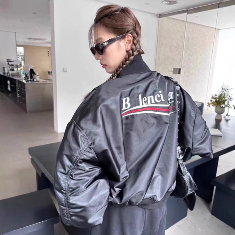 Βαμβακερό επενδυμένο μπουφάν με κουκούλα, γιακά τύπου πέτο, μονόμπροτ κούμπωμα και τρισδιάστατες τσέπες