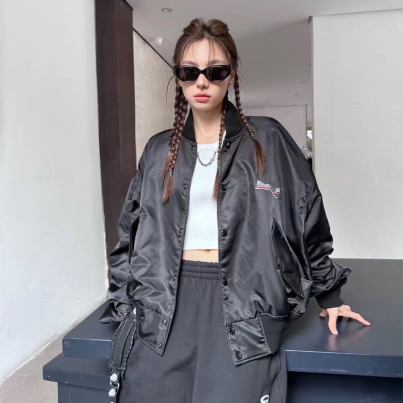 Βαμβακερό επενδυμένο μπουφάν με κουκούλα, γιακά τύπου πέτο, μονόμπροτ κούμπωμα και τρισδιάστατες τσέπες