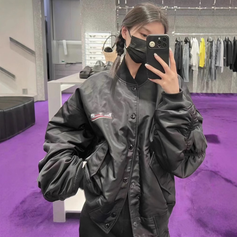 Βαμβακερό επενδυμένο μπουφάν με κουκούλα, γιακά τύπου πέτο, μονόμπροτ κούμπωμα και τρισδιάστατες τσέπες