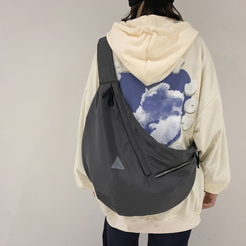 Muška crossbody torba, ulični stil, najlon materijal, dumpling oblik, zatvaranje na zip, smanjenje opterećenja