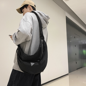 Muška crossbody torba, ulični stil, najlon materijal, dumpling oblik, zatvaranje na zip, smanjenje opterećenja