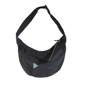 Muška crossbody torba, ulični stil, najlon materijal, dumpling oblik, zatvaranje na zip, smanjenje opterećenja