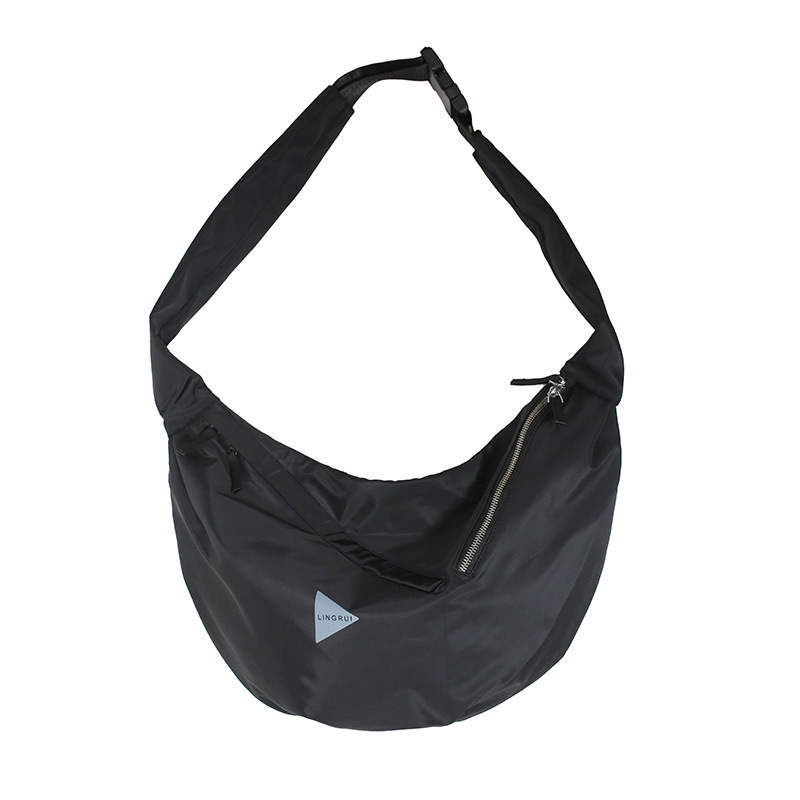Muška crossbody torba, ulični stil, najlon materijal, dumpling oblik, zatvaranje na zip, smanjenje opterećenja