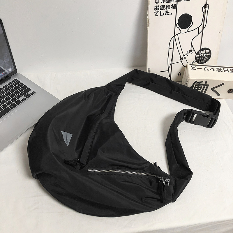 Muška crossbody torba, ulični stil, najlon materijal, dumpling oblik, zatvaranje na zip, smanjenje opterećenja