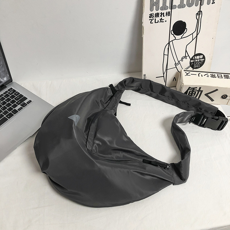 Muška crossbody torba, ulični stil, najlon materijal, dumpling oblik, zatvaranje na zip, smanjenje opterećenja