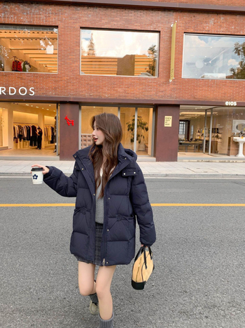 Geacă de iarnă pentru femei cu glugă, lungime midi, din puf de rață, material nylon, 86–90% puf, lungime 65–80 cm