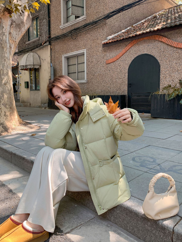 Geacă de iarnă pentru femei cu glugă, lungime midi, din puf de rață, material nylon, 86–90% puf, lungime 65–80 cm