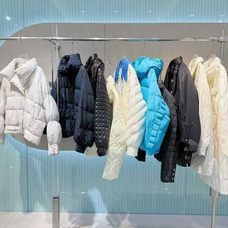 Jakna od perja, punilo od bijelog patjeg pera, postotak perja 91–95%, debela, s kapuljačom