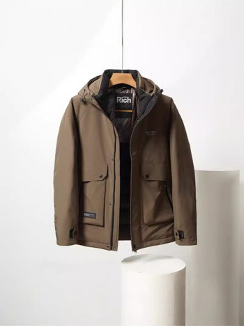 Muško kapuljačasto jakna s perjem od bijele patke, sadržaj perja 85–90%, gustoća punjenja 600, materijal 100% poliester, zaštita od hladnoće (-20°C do -5°C).