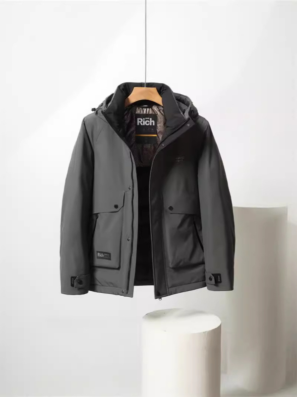 Muško kapuljačasto jakna s perjem od bijele patke, sadržaj perja 85–90%, gustoća punjenja 600, materijal 100% poliester, zaštita od hladnoće (-20°C do -5°C).