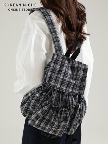 Ruksak u urbanističkom minimalističkom stilu, poliester, magnetska kopča za otvaranje, unutarnji džep sa zatvaračem i džep za dokumente, otporan na habanje