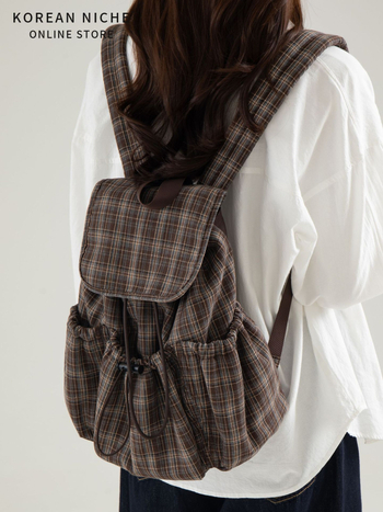 Ruksak u urbanističkom minimalističkom stilu, poliester, magnetska kopča za otvaranje, unutarnji džep sa zatvaračem i džep za dokumente, otporan na habanje