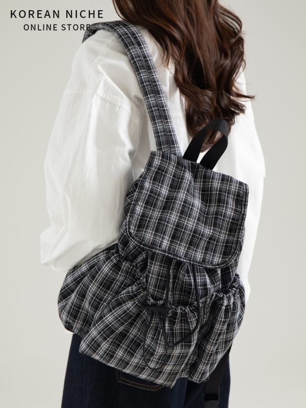 Ruksak u urbanističkom minimalističkom stilu, poliester, magnetska kopča za otvaranje, unutarnji džep sa zatvaračem i džep za dokumente, otporan na habanje