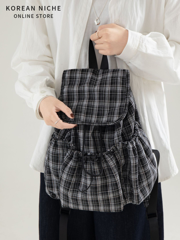 Ruksak u urbanističkom minimalističkom stilu, poliester, magnetska kopča za otvaranje, unutarnji džep sa zatvaračem i džep za dokumente, otporan na habanje