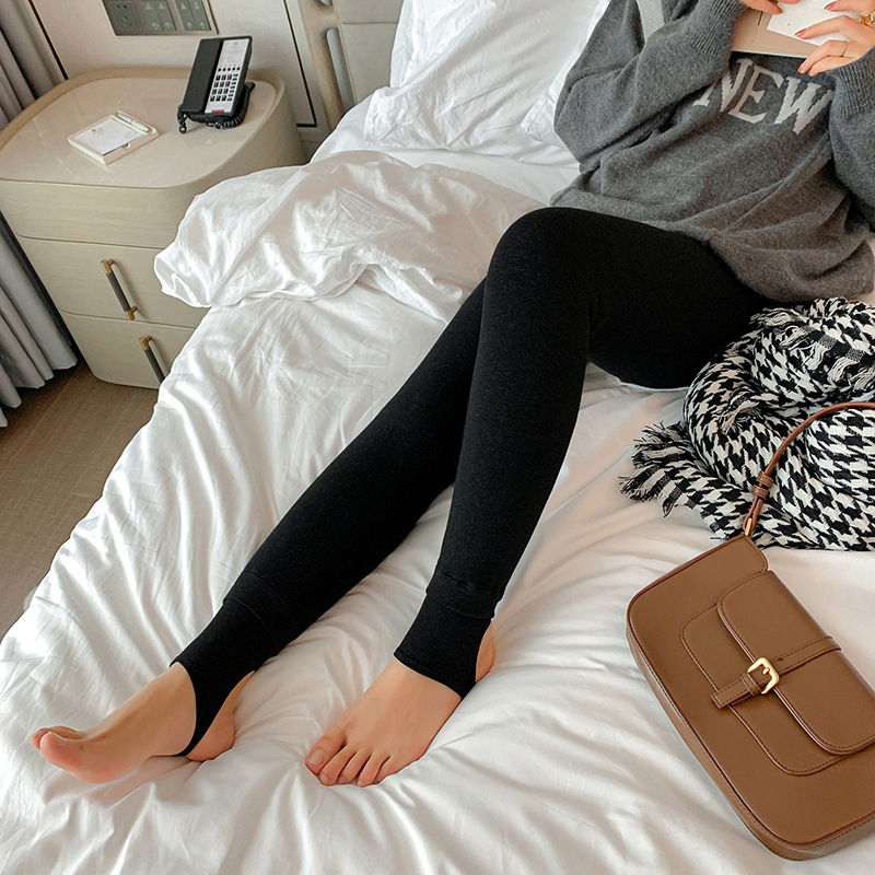 Pantaloni termici pentru femei cu căptușeală de pluș, talie înaltă, lungi, din poliester, grosime medie, croială mulată.