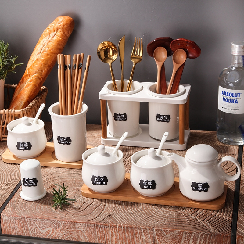 Keramički set posuda za začine u kuhinji – boca sojina umaka, posuda za ocat, staklenka chilli ulja, staklenka soli – moderni minimalistički stil