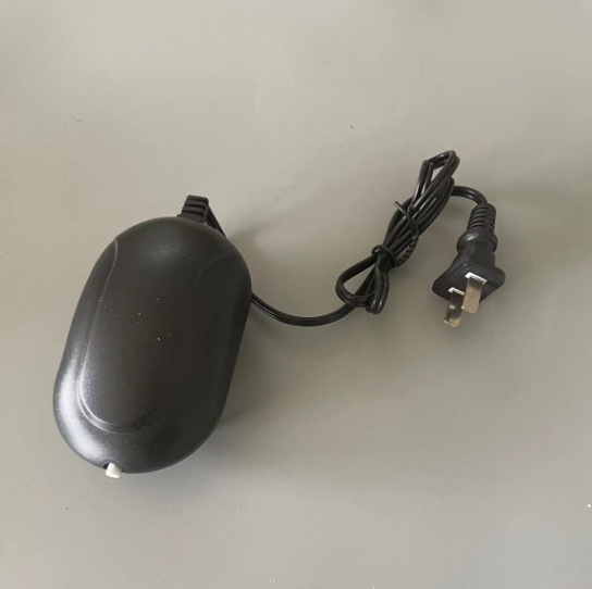 Pumpa za kisik u akvariju – tiha, AC napajanje, buka 30 dB, pogodna za kućni akvarij