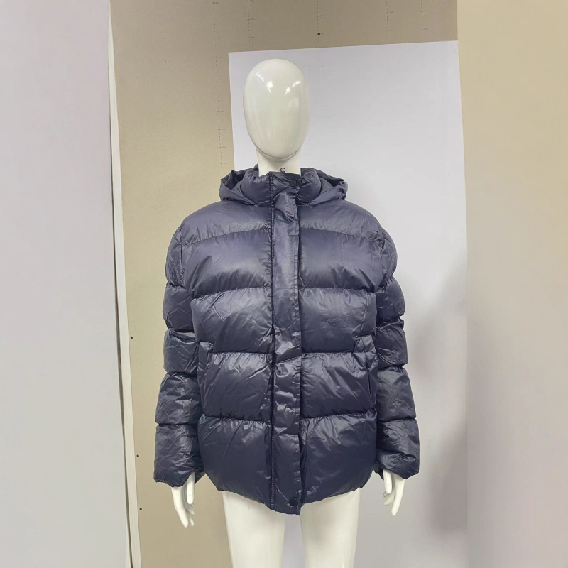 Pamut-párnázott kabát kapucnival, külső nylon anyag, cipzár, poliészter töltet