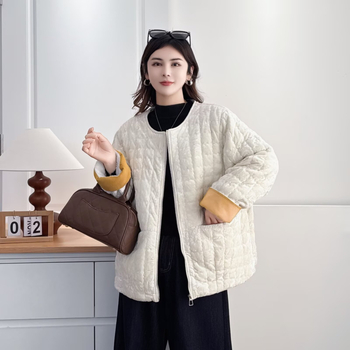 Пълнено яке от полиестерен плат и полиестер-памук пълнеж, без яка, средна дължина, дълги ръкави