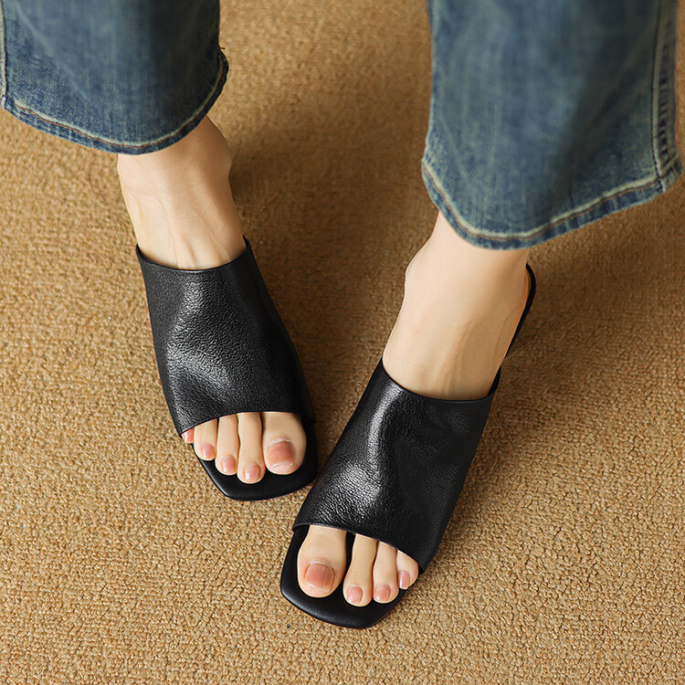 Ženske sandale od prave kože, visoke potpetice, otvoreni prsti (peep-toe), kvadratni nos, debeli peti, ležerni stil