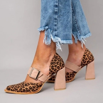 Moderne ženske sandale od velura, oštar nos, leopard uzorak, klinasti potpetica do 3 cm
