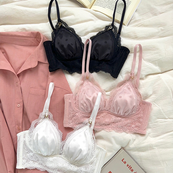 Δαντελένιο σουτιέν με σατέν ύφασμα, τρίγωνικές чашες, κλείσιμο στην πλάτη με τέσσερις σειρές αγκίστρων, σταθερά διπλά λουριά, κύριο ύφασμα πολυεστέρας, επένδυση νάιλον