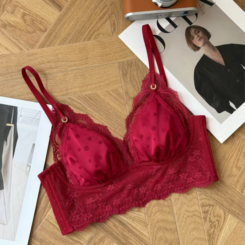 Δαντελένιο σουτιέν με σατέν ύφασμα, τρίγωνικές чашες, κλείσιμο στην πλάτη με τέσσερις σειρές αγκίστρων, σταθερά διπλά λουριά, κύριο ύφασμα πολυεστέρας, επένδυση νάιλον