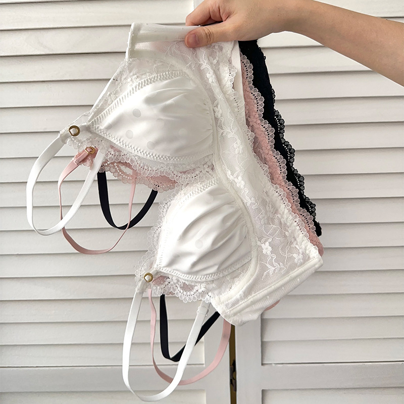 Δαντελένιο σουτιέν με σατέν ύφασμα, τρίγωνικές чашες, κλείσιμο στην πλάτη με τέσσερις σειρές αγκίστρων, σταθερά διπλά λουριά, κύριο ύφασμα πολυεστέρας, επένδυση νάιλον