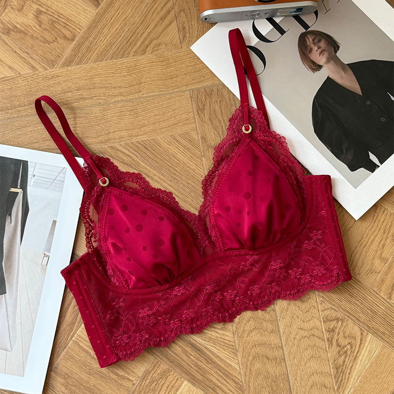 Δαντελένιο σουτιέν με σατέν ύφασμα, τρίγωνικές чашες, κλείσιμο στην πλάτη με τέσσερις σειρές αγκίστρων, σταθερά διπλά λουριά, κύριο ύφασμα πολυεστέρας, επένδυση νάιλον