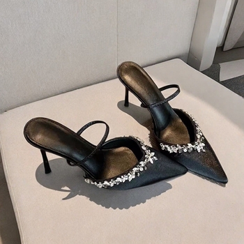 Egy pántos szatén szandál – hegyes orrú, belső juhbőrrel, gumitalppal (Őszi 2024)